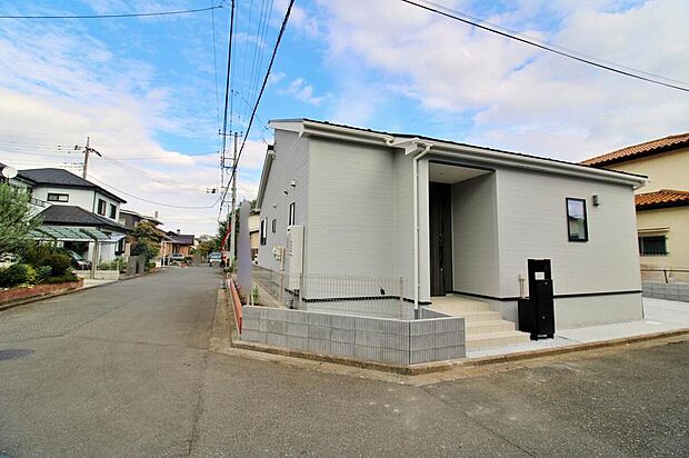 【現地外観写真】住宅性能評価で耐震等級３（最高等級）を取得！お客様を守る大切な住宅だからこそ、第三者の検査を受けて安心して住んでいただける住宅をご案内させて頂きます。その頑丈さを、ぜひ現地にてご体感くださいませ。