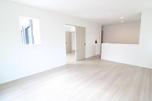 【リビング】『LDKは家族だんらんをデザイン』家族が集まり一緒の時間がすごせる工夫がされております。何気ない一日のひとコマが何者にも代えがたい宝物になることでしょう♪