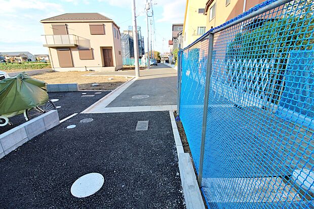【前面道路含む現地写真】ひとたび扉を開けばそこに待っているのは上質な空間とマイホームでの新生活をイメージさせる優雅なひととき。「この家なら…」ではなく「ここに住みたい♪」と思う感動をお届けいたします。