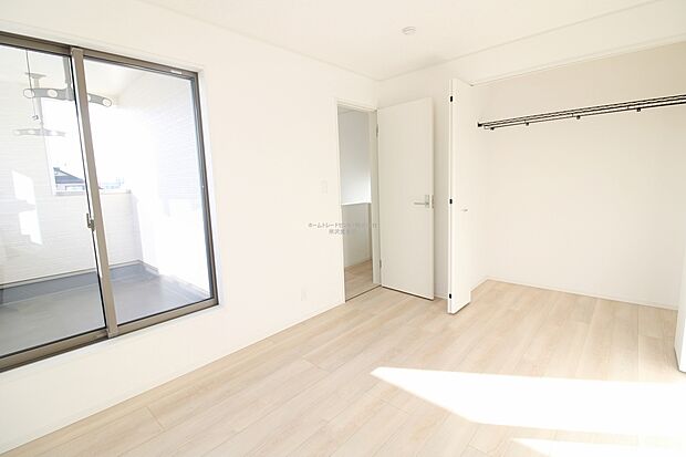 【洋室】充分な広さの収納を備え、普段使いの洋服も選ぶのが楽しくなりそう♪採光良好な洋室は、快適空間。プライベートの時間もゆったりお寛ぎ頂けそうです。