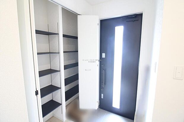 【玄関】お家に出会う人々を迎える玄関だからこそ、広々清潔感あふれる空間にしたいものです。採光・通風にも配慮された設計で毎日明るい空間をキープします♪