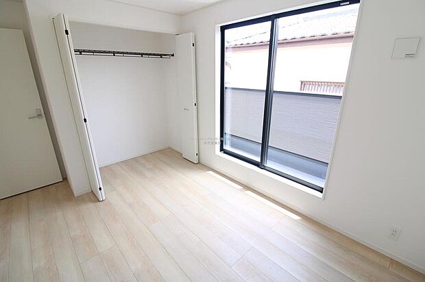 【リビング以外の居室】光が差し込む室内には、穏やかな時間が流れます。休日には、落ち着いた空間で自分の趣味を楽しむのはいかがですか。