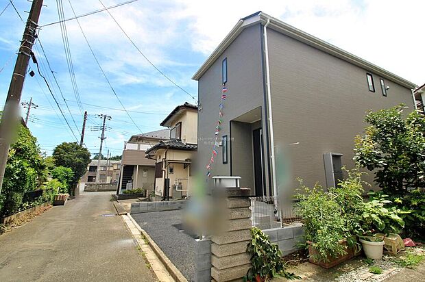 【前面道路含む現地写真】ひとたび扉を開けばそこに待っているのは上質な空間とマイホームでの新生活をイメージさせる優雅なひととき。「この家なら…」ではなく「ここに住みたい♪」と思う感動をお届けいたします。