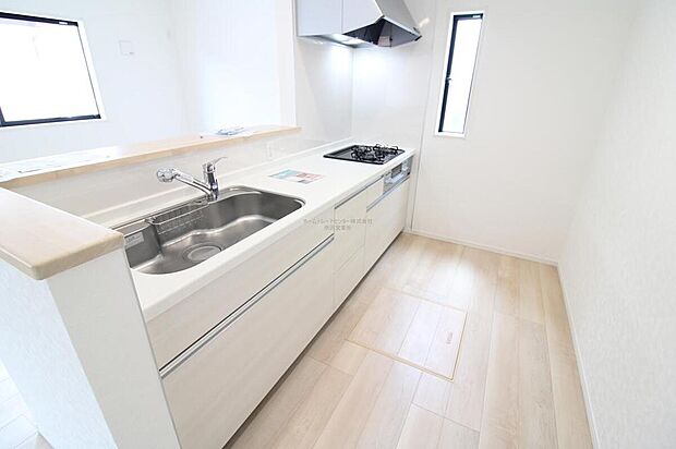 【キッチン】収納力豊富、爽やかなシステムキッチンを用意しております。さっと拭き取るだけで汚れが簡単にとれますので、キッチンスペースをいつでもすっきりとお使い頂けます。