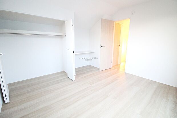 【洋室】うららかな陽射しがどのお部屋にも降り注ぎますように、快適さを追求し尽くした間取り。得難い立地環境での生活を恵みの豊かな永住の地へと変えてくれることでしょう…