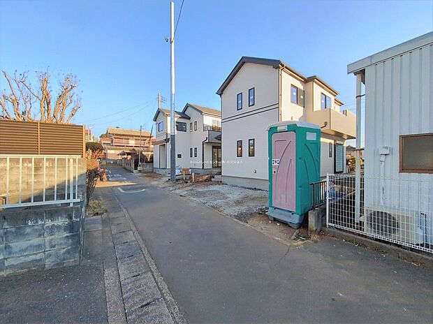 【前面道路含む現地写真】『B号棟』
ひとたび扉を開けばそこに待っているのは上質な空間とマイホームでの新生活をイメージさせる優雅なひととき。「この家なら…」ではなく「ここに住みたい♪」と思う感動をお届けいたします。