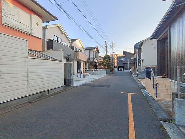 【前面道路含む現地写真】『A号棟』
ひとたび扉を開けばそこに待っているのは上質な空間とマイホームでの新生活をイメージさせる優雅なひととき。「この家なら…」ではなく「ここに住みたい♪」と思う感動をお届けいたします。