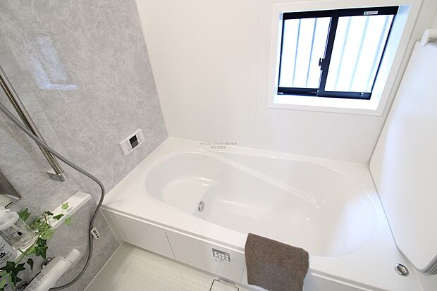 【浴室】毎日の疲れを癒す浴室は1坪タイプです。足を伸ばしてゆっくりとくつろげます。窓があるので、湿気もこもらないのも、うれしいですね♪
