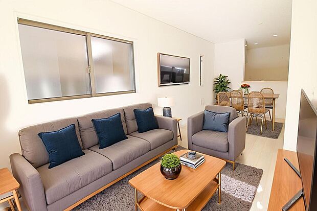 【リビング】明るく開放感のあるリビング。対面式キッチンは、いつでもご家族を感じられる空間作りの重要ポイントになりそうです。※家具をCGで加工しています。家具付き販売ではございません。