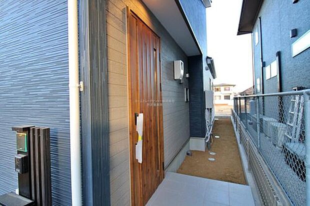 【玄関】家の第一印象は玄関で決まるくらい重要な場所。玄関は家の顔といわれますが我が家のセンスをさりげなく感じさせる魅力ある玄関造りも楽しみの一つ。帰宅する度に家族がほっとできる心地よい空間造りも大切ですね♪
