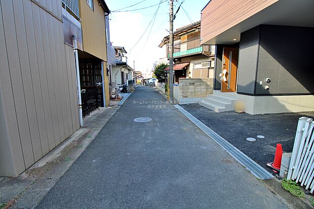 【前面道路含む現地写真】『１号棟』
ひとたび扉を開けばそこに待っているのは上質な空間とマイホームでの新生活をイメージさせる優雅なひととき。「この家なら…」ではなく「ここに住みたい♪」と思う感動をお届けいたします。
