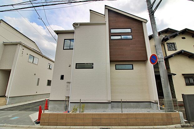 【現地外観写真】『１号棟』
住宅性能評価で耐震等級３（最高等級）を取得！お客様を守る大切な住宅だからこそ、第三者の検査を受けて安心して住んでいただける住宅をご案内させて頂きます。