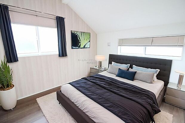 【洋室】大きなベッドを置いてもゆとりのある広さ!収納完備しておりますので、家具が少なくて済みます!お掃除もラクラクですね♪※家具をCGで加工しています。家具付き販売ではございません。