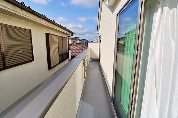 【バルコニー】バルコニーは、洗濯物や布団を干すだけでなく、暖かな陽射しや爽やかな風を存分に取り込み、お部屋に解放感をもたらします☆幅が広めのバルコニーなので家事もしやすいですね♪