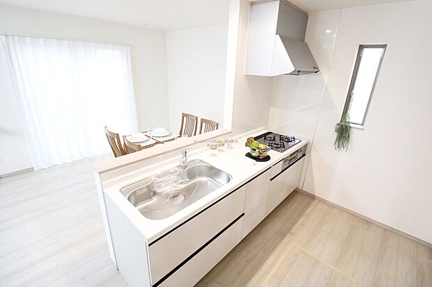 【キッチン】収納力豊富、爽やかなシステムキッチンを用意しております。さっと拭き取るだけで汚れが簡単にとれますので、キッチンスペースをいつでもすっきりとお使い頂けます。