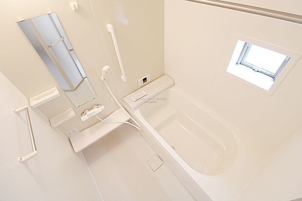 【浴室】毎日の疲れを癒す浴室は１坪タイプです。足を伸ばしてゆっくりとくつろげます。窓があるので、湿気もこもらないのも、うれしいですね♪