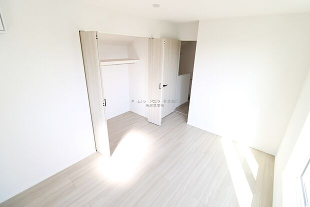 【洋室】充分な広さの収納を備え、普段使いの洋服も選ぶのが楽しくなりそう♪採光良好な洋室は、快適空間。プライベートの時間もゆったりお寛ぎ頂けそうです。