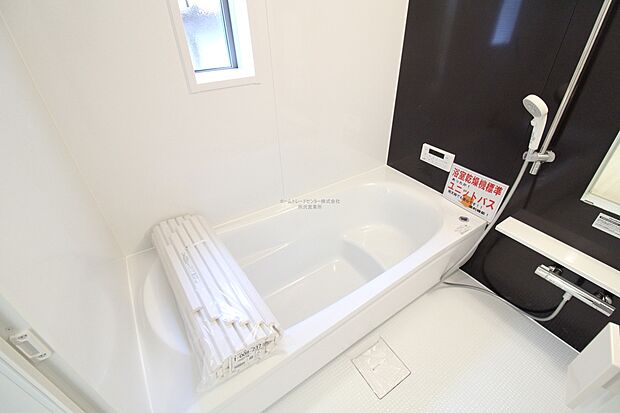 【浴室】毎日の疲れを癒す浴室は1坪タイプです。足を伸ばしてゆっくりとくつろげます。窓があるので、湿気もこもらないのも、うれしいですね♪