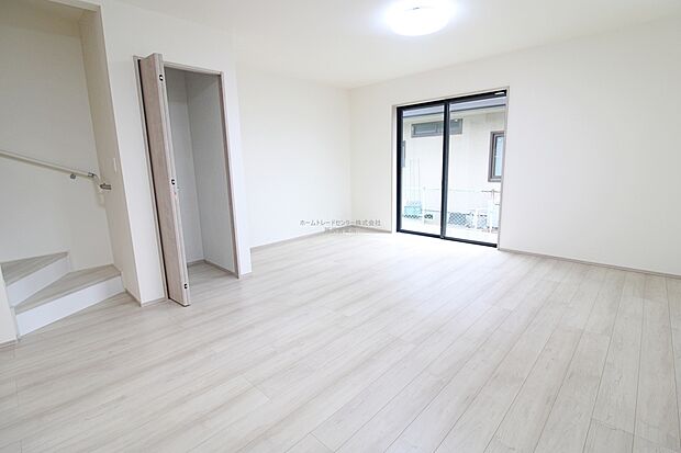 【リビング】ご家族との自然なコミュニケーションが生まれるリビングイン階段を採用！帰宅時・外出時の自然なコミュニケーションを育みます♪
