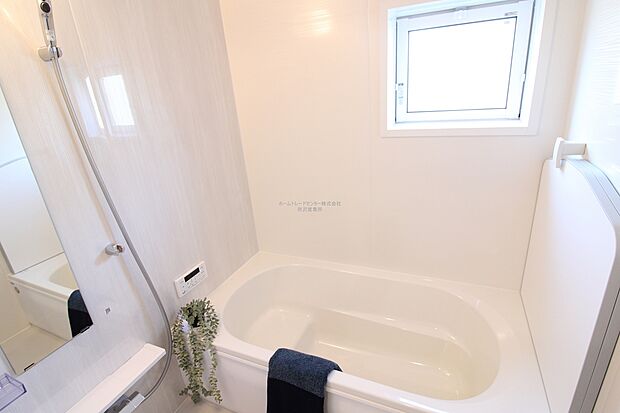 【浴室】毎日の疲れを癒す浴室は１坪タイプです。足を伸ばしてゆっくりとくつろげます。窓があるので、湿気もこもらないのも、うれしいですね♪