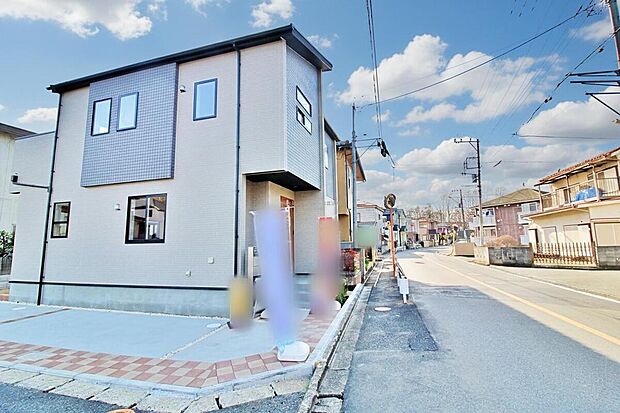 【前面道路含む現地写真】『１号棟』
ひとたび扉を開けばそこに待っているのは上質な空間とマイホームでの新生活をイメージさせる優雅なひととき。「この家なら…」ではなく「ここに住みたい♪」と思う感動をお届けいたします。