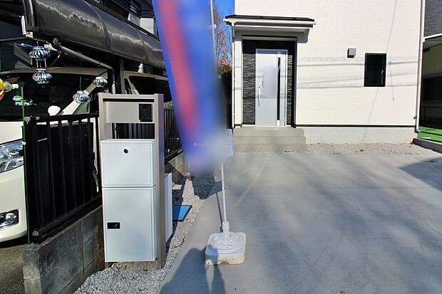 【玄関】スタイリッシュな玄関周り。宅配ボックスを完備しているので宅配便の受け取りを気にする煩わしさがありません。