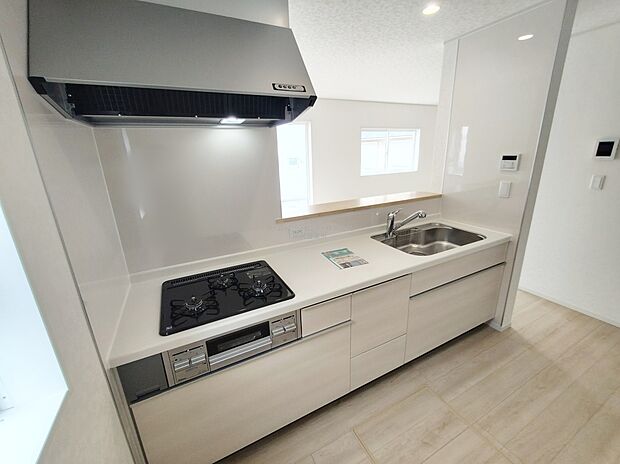【キッチン】収納力豊富、爽やかなシステムキッチンを用意しております。さっと拭き取るだけで汚れが簡単にとれますので、キッチンスペースをいつでもすっきりとお使い頂けます。