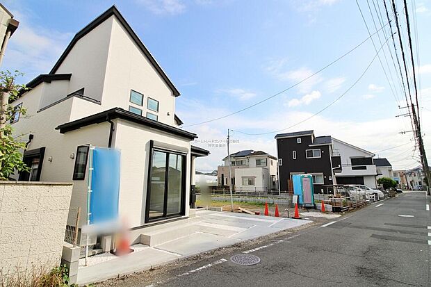 【前面道路含む現地写真】『１号棟』
ひとたび扉を開けばそこに待っているのは上質な空間とマイホームでの新生活をイメージさせる優雅なひととき。「この家なら…」ではなく「ここに住みたい♪」と思う感動をお届けいたします。