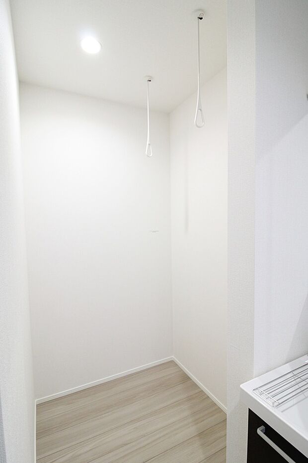 【洗面所】洗面所の一角に室内物干しを標準装備。天候や時間を気にせず洗濯物が干せます。花粉や排気ガスなどの汚れが洗濯物に付く心配もありません♪