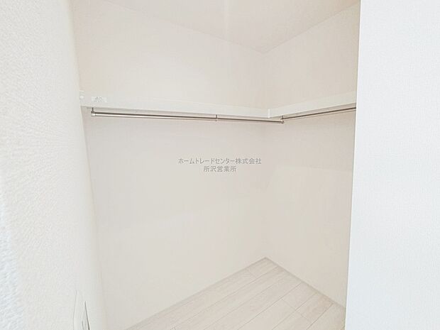 【ウォークインクローゼット】収納力たっぷりのウォークインクローゼットは、家族の強い味方。シーズンオフのお洋服や靴、キャンプ用品やスポーツ用品など、かさばるけど、大切なものもしっかり片づけられます♪