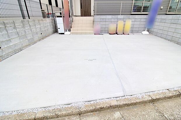【駐車場】カースペース２台分ございますので、家族分の自転車を駐輪したり、来客用の駐車スペースとしてもお使いいただけます。