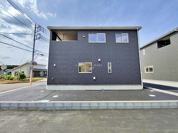 【現地外観写真】『１号棟』
住宅性能評価で耐震等級３（最高等級）を取得！お客様を守る大切な住宅だからこそ、第三者の検査を受けて安心して住んでいただける住宅をご案内させて頂きます。