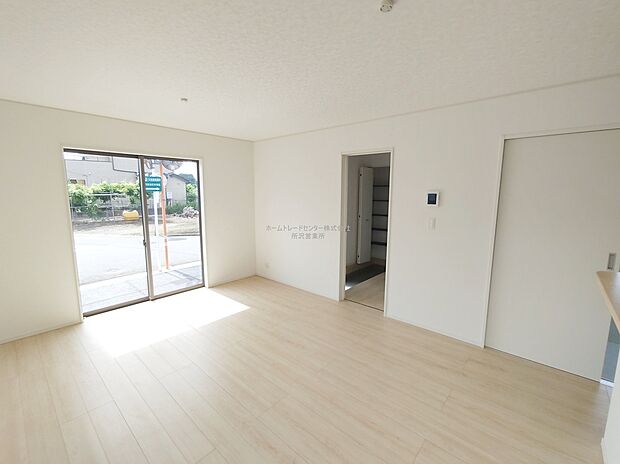 【リビング】仕事、家事、それに育児と忙しく、自分の時間をなかなか取れない毎日。でも、住まいの選び方次第では時間に余裕が生まれ、気持ちもゆったり。趣味だって楽しめるかも♪