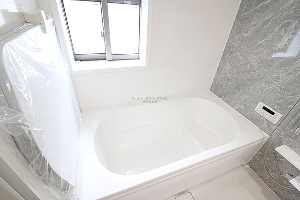 【浴室】浴室は湿気がたまりやすく、換気扇だけではどうしてもカビが出やすいです。窓があるだけでお風呂のカビお掃除がラクラク。