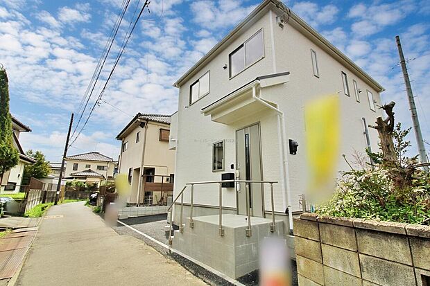 【前面道路含む現地写真】ひとたび扉を開けばそこに待っているのは上質な空間とマイホームでの新生活をイメージさせる優雅なひととき。「この家なら…」ではなく「ここに住みたい♪」と思う感動をお届けいたします。