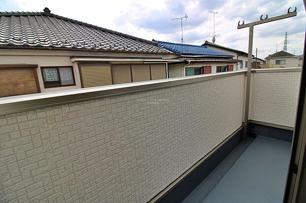 【バルコニー】バルコニーは、洗濯物や布団を干すだけでなく、暖かな陽射しや爽やかな風を存分に取り込み、お部屋に解放感をもたらします☆