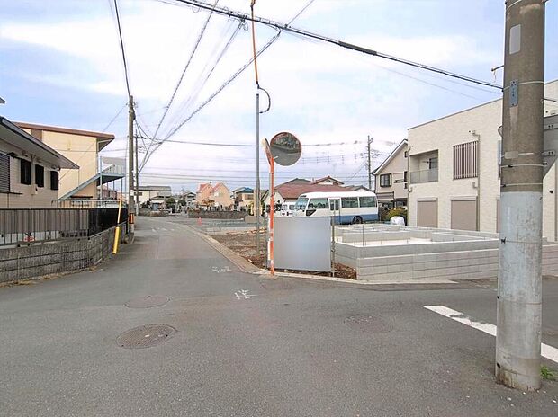 【前面道路含む現地写真】『１号棟』
ひとたび扉を開けばそこに待っているのは上質な空間とマイホームでの新生活をイメージさせる優雅なひととき。「この家なら…」ではなく「ここに住みたい♪」と思う感動をお届けいたします。
