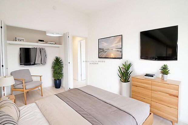 【洋室】大きなベッドを置いてもゆとりのある広さ！収納完備しておりますので、家具が少なくて済みます！お掃除もラクラクですね♪※家具をCGで加工しています。家具付き販売ではございません。