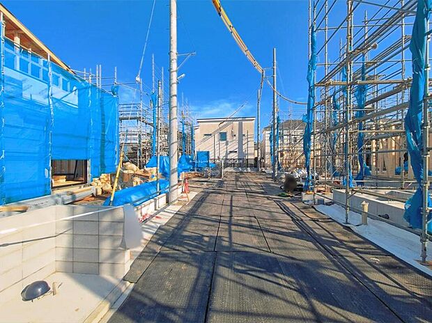 【前面道路含む現地写真】ひとたび扉を開けばそこに待っているのは上質な空間とマイホームでの新生活をイメージさせる優雅なひととき。「この家なら…」ではなく「ここに住みたい♪」と思う感動をお届けいたします。