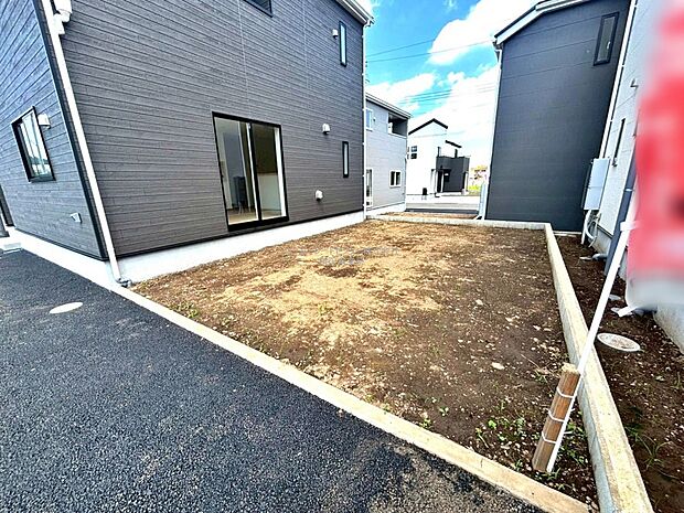 【庭】ゆとりの広さがございますので、庭スペースも勿論、確保。お子様の遊び場としてや、ガーデニングなどいろいろと楽しみが増えそうです。
