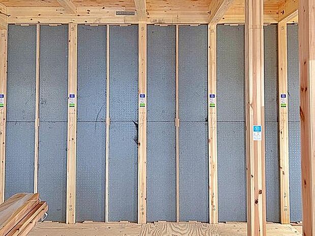 【水に強い成形型断熱材「ポリスチレンフォーム」】屋外からの湿気の影響を受けやすい外壁と1階床に”水に強い成形型断熱材”ポリスチレンフォームを採用。 断熱材の隙間を解消し、断熱性能、気密性能を高めます。