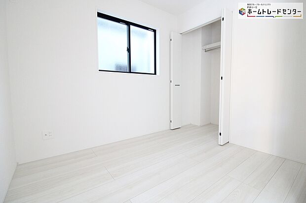 【洋室】うららかな陽射しがどのお部屋にも降り注ぎますように、快適さを追求し尽くした間取り。得難い立地環境での生活を恵みの豊かな永住の地へと変えてくれることでしょう…