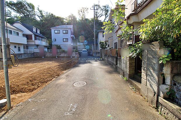 【前面道路含む現地写真】『A号棟』
ひとたび扉を開けばそこに待っているのは上質な空間とマイホームでの新生活をイメージさせる優雅なひととき。「この家なら…」ではなく「ここに住みたい♪」と思う感動をお届けいたします。