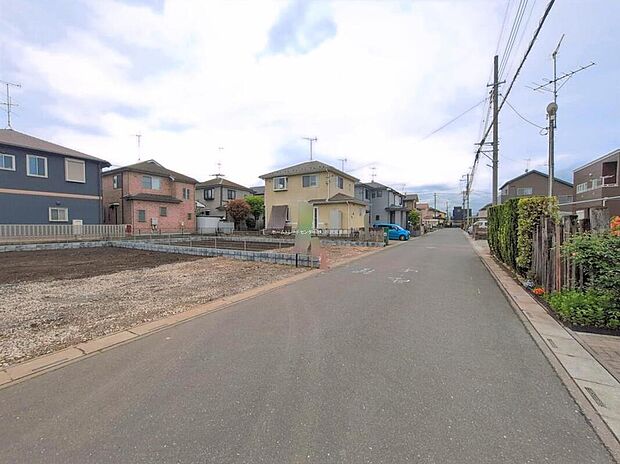 【前面道路含む現地写真】『1号棟』
ひとたび扉を開けばそこに待っているのは上質な空間とマイホームでの新生活をイメージさせる優雅なひととき。「この家なら…」ではなく「ここに住みたい♪」と思う感動をお届けいたします。
