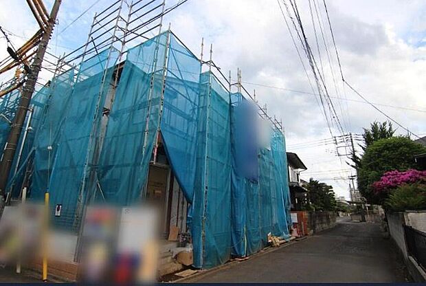 【前面道路含む現地写真】『１号棟』
ひとたび扉を開けばそこに待っているのは上質な空間とマイホームでの新生活をイメージさせる優雅なひととき。「この家なら…」ではなく「ここに住みたい♪」と思う感動をお届けいたします。