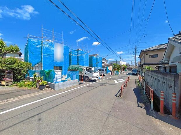 【前面道路含む現地写真】『2号棟』
ひとたび扉を開けばそこに待っているのは上質な空間とマイホームでの新生活をイメージさせる優雅なひととき。「この家なら…」ではなく「ここに住みたい♪」と思う感動をお届けいたします。