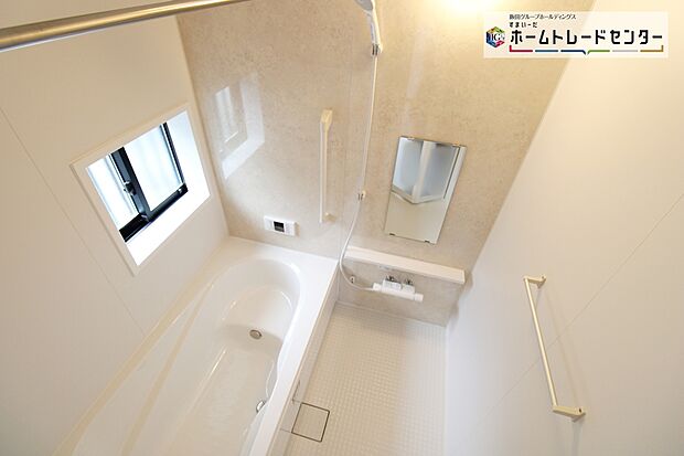 【浴室】毎日の疲れを癒す浴室は１坪タイプです。足を伸ばしてゆっくりとくつろげます。窓があるので、湿気もこもらないのも、うれしいですね♪