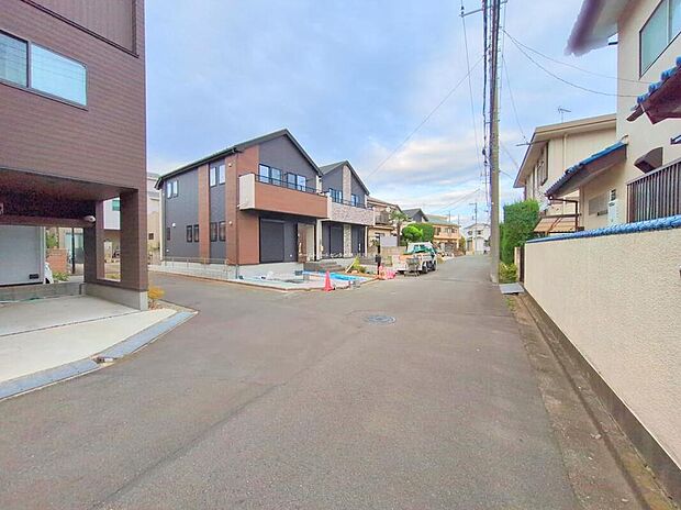 【前面道路含む現地写真】『１号棟』
ひとたび扉を開けばそこに待っているのは上質な空間とマイホームでの新生活をイメージさせる優雅なひととき。「この家なら…」ではなく「ここに住みたい♪」と思う感動をお届けいたします。