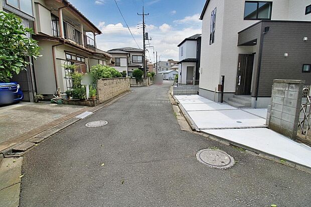 【前面道路含む現地写真】『１号棟』
ひとたび扉を開けばそこに待っているのは上質な空間とマイホームでの新生活をイメージさせる優雅なひととき。「この家なら…」ではなく「ここに住みたい♪」と思う感動をお届けいたします。