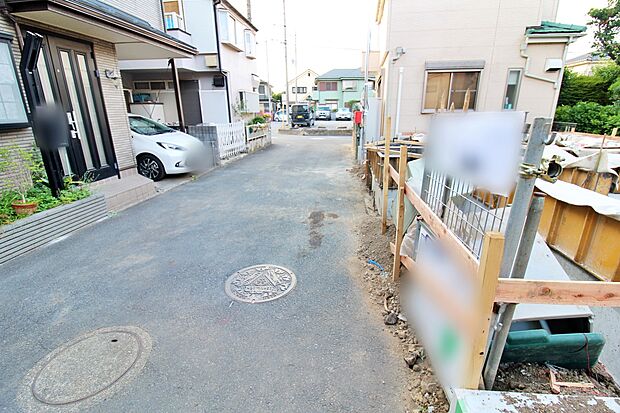 【前面道路含む現地写真】『１号棟』
賃貸の更新時期が迫っている方は、いっそ購入してしまうのも手。家賃と同等程度の支払いで【ご自分の住まい】を手に入れましょう♪